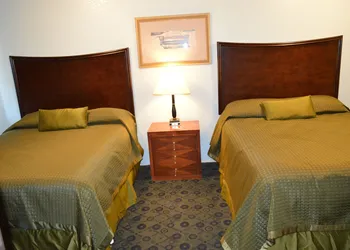 Econo Lodge Inn & Suites Auburn hotel thumbnail 7
