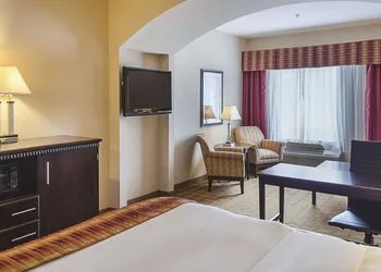 La Quinta Inn & Suites by Wyndham Mobile Satsuma / Saraland hotel thumbnail 3