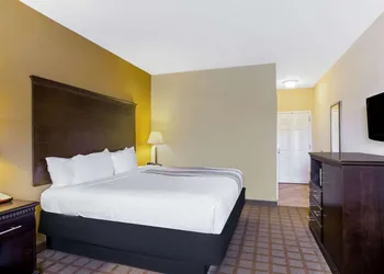 La Quinta Inn & Suites by Wyndham Mobile Satsuma / Saraland hotel thumbnail 8