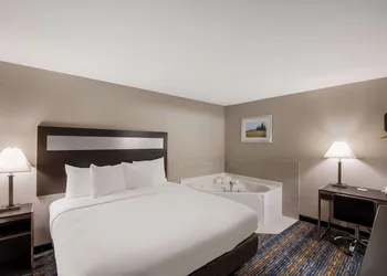 Americas Best Value Inn Farmington hotel thumbnail 7