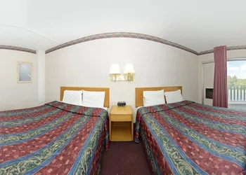 Howard Johnson by Wyndham Benton Harbor/St. Joseph hotel thumbnail 6