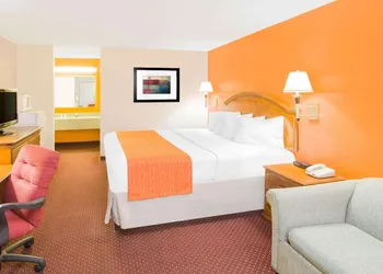 Howard Johnson by Wyndham Dothan hotel thumbnail 6