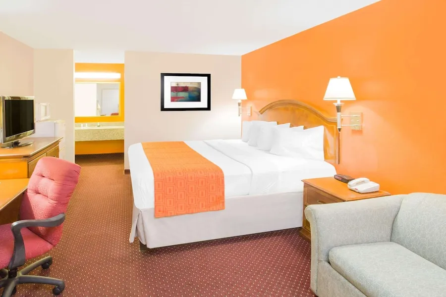 Howard Johnson by Wyndham Dothan hotel detail image 6