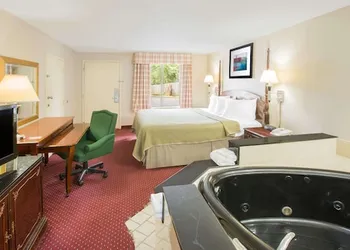 Howard Johnson by Wyndham Dothan hotel thumbnail 8