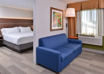 Holiday Inn Express and Suites Stevens Point by IHG hotel thumbnail 6