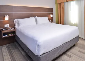 Holiday Inn Express and Suites Stevens Point by IHG hotel thumbnail 7