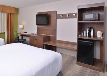 Holiday Inn Express and Suites Stevens Point by IHG hotel thumbnail 8