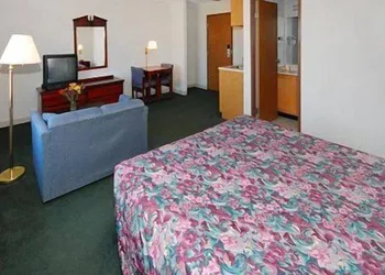 Econo Lodge Traverse City South hotel thumbnail 7