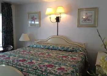 Three Oaks Motel hotel thumbnail 2