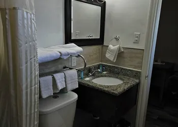 Three Oaks Motel hotel thumbnail 6