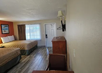 Three Oaks Motel hotel thumbnail 7