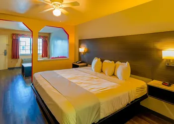 OYO Hotel Yoakum West hotel thumbnail 8