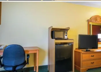 Franklin Inn & Suites hotel thumbnail 7