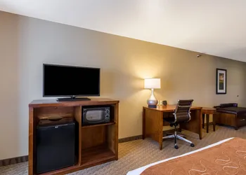 Comfort Suites Burlington hotel thumbnail 3