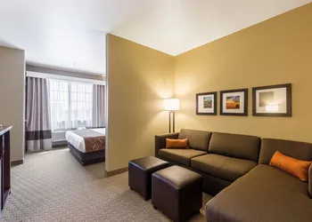 Comfort Suites Burlington hotel thumbnail 6
