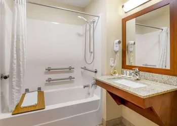 Comfort Suites Burlington hotel thumbnail 8