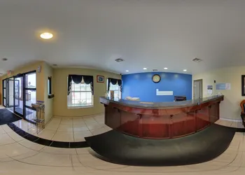 Deluxe Inn & Suites hotel thumbnail 2
