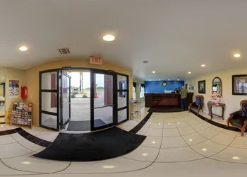 Deluxe Inn & Suites hotel thumbnail 3