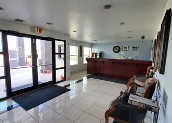 Deluxe Inn & Suites hotel thumbnail 4