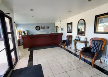 Deluxe Inn & Suites hotel thumbnail 5
