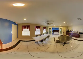 Deluxe Inn & Suites hotel thumbnail 6