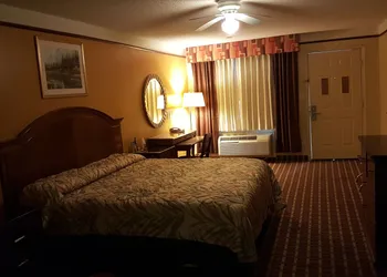 Deluxe Inn & Suites hotel thumbnail 7