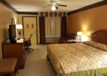 Deluxe Inn & Suites hotel thumbnail 8