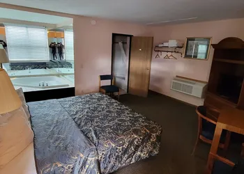 Mackinaw Budget Inn hotel thumbnail 2