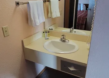 Mackinaw Budget Inn hotel thumbnail 6