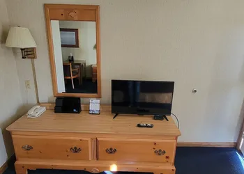Mackinaw Budget Inn hotel thumbnail 8
