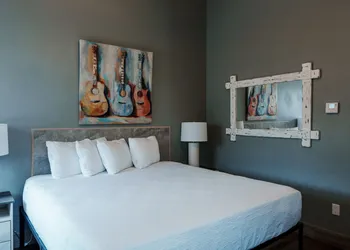 Price Pointe Inn hotel thumbnail 2