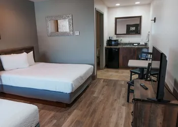 Price Pointe Inn hotel thumbnail 6