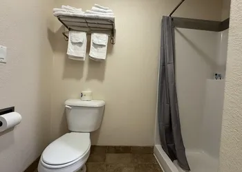 Price Pointe Inn hotel thumbnail 7