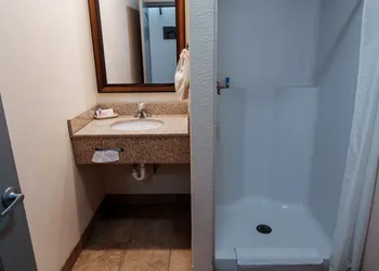 Price Pointe Inn hotel thumbnail 8