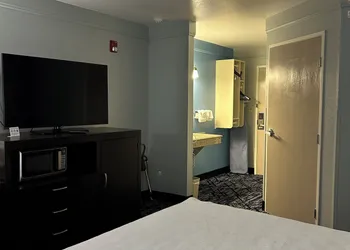 Baymont by Wyndham Litchfield hotel thumbnail 7