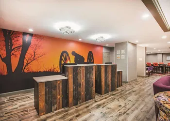 La Quinta Inn & Suites by Wyndham Chambersburg hotel thumbnail 2