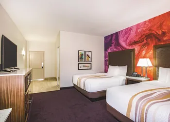 La Quinta Inn & Suites by Wyndham Chambersburg hotel thumbnail 4