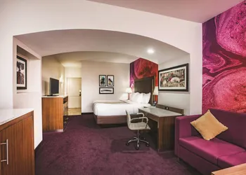 La Quinta Inn & Suites by Wyndham Chambersburg hotel thumbnail 7
