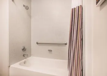 La Quinta Inn & Suites by Wyndham Chambersburg hotel thumbnail 8