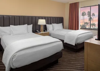 Embassy Suites by Hilton Phoenix Scottsdale hotel thumbnail 8