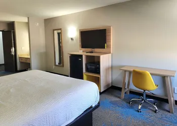 Days Inn & Suites by Wyndham New Iberia hotel thumbnail 2
