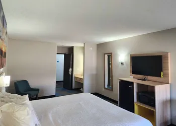 Days Inn & Suites by Wyndham New Iberia hotel thumbnail 3