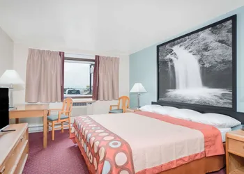 Super 8 by Wyndham Tomah Wisconsin hotel thumbnail 4