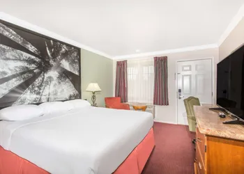 Upper Lake Inn and Suites hotel thumbnail 6