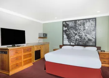 Upper Lake Inn and Suites hotel thumbnail 8