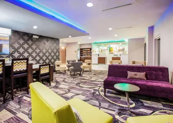 La Quinta Inn & Suites by Wyndham Elkhart hotel thumbnail 4