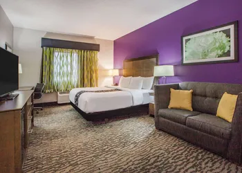 La Quinta Inn & Suites by Wyndham Elkhart hotel thumbnail 8