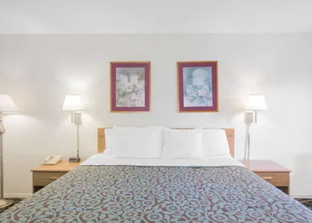 Days Inn by Wyndham Hardy hotel thumbnail 3