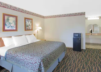 Days Inn by Wyndham Hardy hotel thumbnail 4