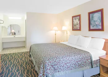 Days Inn by Wyndham Hardy hotel thumbnail 5